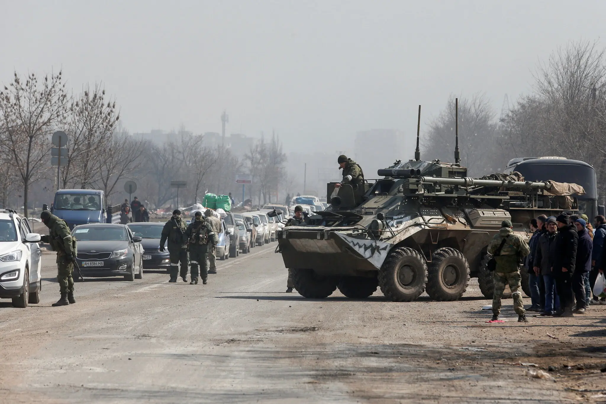 Солдати на блокпосту в Маріуполі, Україна, березень 2022 року. За її словами, пані Рощину побили російські силовики після її затримання у 2022 році.